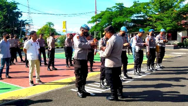 Wakapolres Flotim Sidak Sikap Tampang dan Kelengkapan Personelnya
