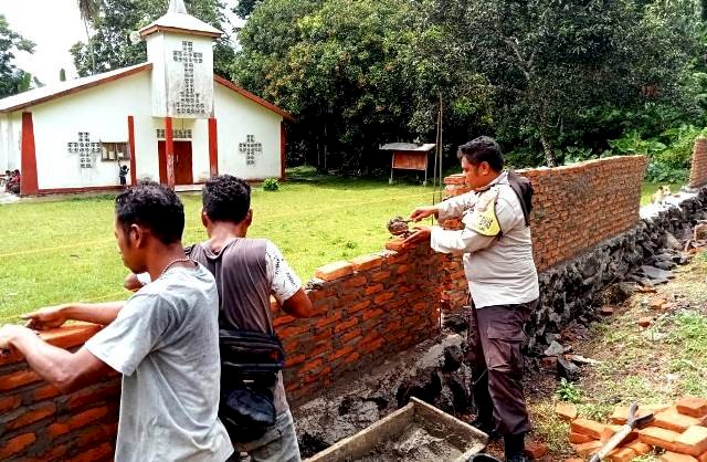 Turut Ambil Bagian, Bripka Semarno Bantu Warga Bangun Pagar Kapela