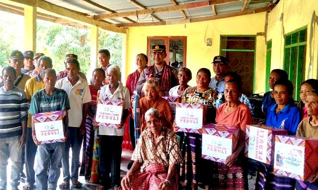 Terus Peduli Warganya, Kapolres Flotim AKBP I Gede Ngurah Joni Kunjungi dan Berikan Bantuan Masyarakat Ritaebang