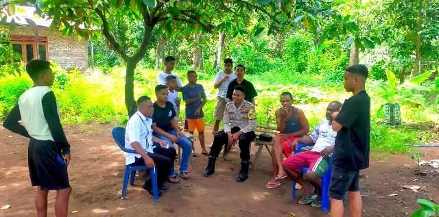 Jalin Silaturahmi, Bhabinkamtibmas Sambang sekaligus Sampaikan Pesan Kamtibmas