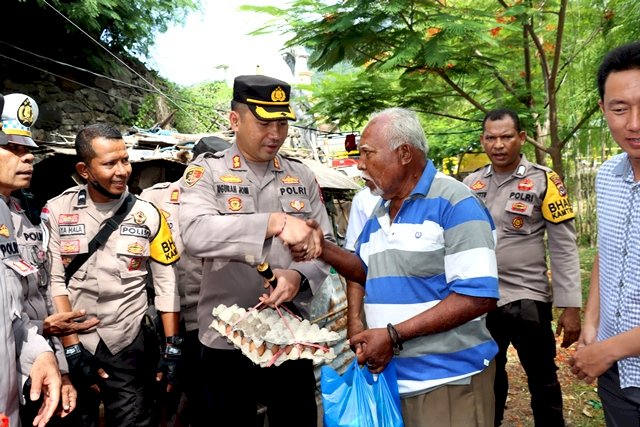 Sambut Natal, Polres Flotim Berbagi Kasih Dengan Warga Kurang Mampu