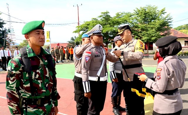 Siap Amankan Natal dan Tahun Baru, Polres Flotim Gelar Pasukan