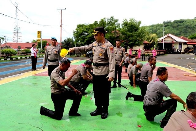 Siram Bunga, Kapolres Flotim saat Korps Raport Kenaikan Pangkat Perwira dan Brigadir