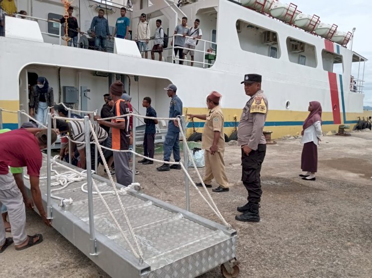 Patroli Bhabinkamtibmas Sampaikan Himbauan Kamtibmas  Di Pelabuhan Desa Menanga Kec. Solor Timur, Kab. Flores Timur