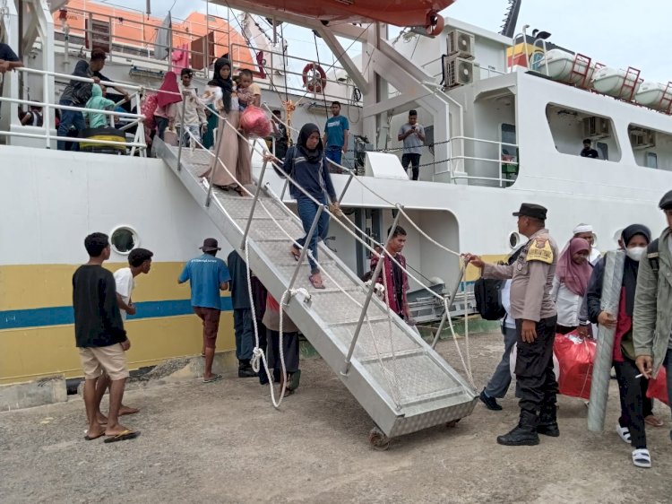Patroli Bhabinkamtibmas Sampaikan Himbauan Kamtibmas  Di Pelabuhan Desa Menanga Kec. Solor Timur, Kab. Flores Timur