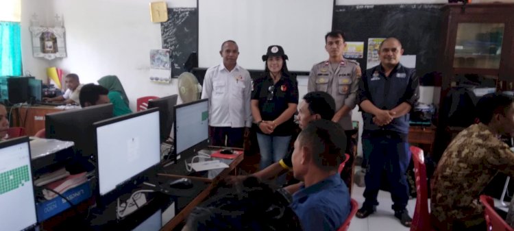 Bhabinkamtibmas Monitoring Ujian Seleksi Calon Badan Adhoc Anggota PPS Pemilu Tahun 2024 Kecamatan Witihama Flores Timur
