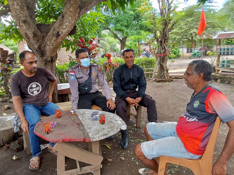 Menjalin Kedekatan Dengan Masyarakat, Bhabinkamtibmas Sambangi Warga