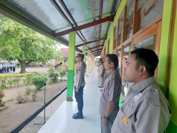 Kapolsek Adonara Barat Jadi Inspektur Upacara Bendera Di SMPN 1 Adonara Barat Flores Timur