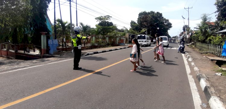 Rutinitas Satuan Lalu lintas Polres Flotim Laksanakan Giat Gatur Lalin Dan Pengamanan Ibadah Mingguan