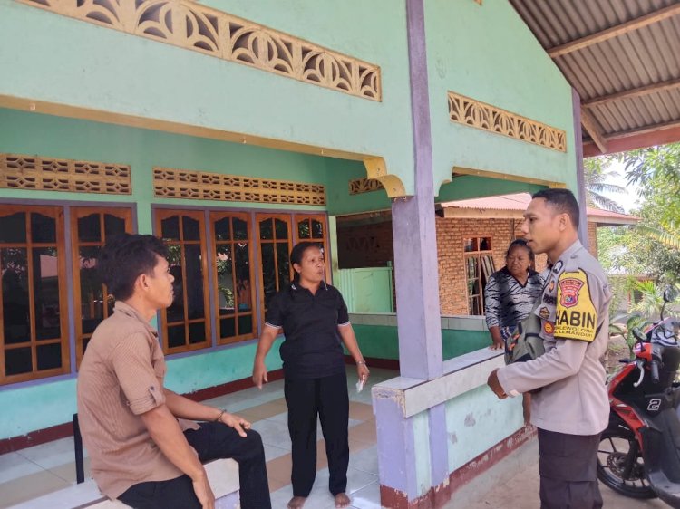 Bhabinkamtibmas Door to Door Sambangi Warga Di Desa Binaannya