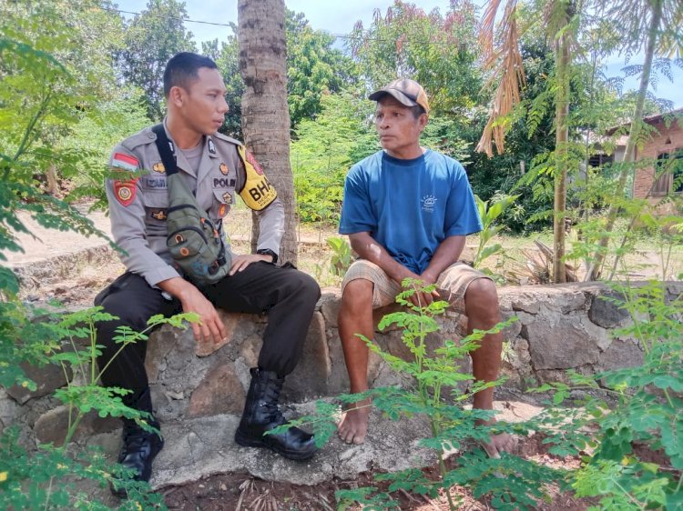 Bhabinkamtibmas Door to Door Sambangi Warga Di Desa Binaannya