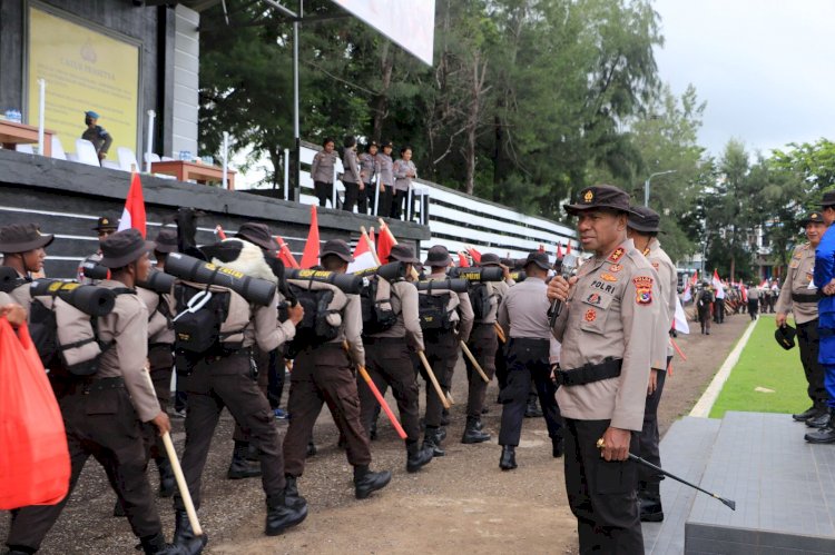 Kapolda NTT Irjen Pol Drs. Johni Asadoma, M.Hum lepas keberangkatan peserta Pembaretan Bintara Remaja (Baja) Angkatan 48 tahun 2023 Direktorat Samapta (Ditsamapta) ke Kecamatan Kupang Barat, Kabupaten Kupang