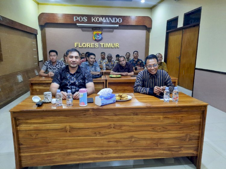 Kapolres Flotim Nobar Live Pagelaran Wayang kulit bersama anggota
