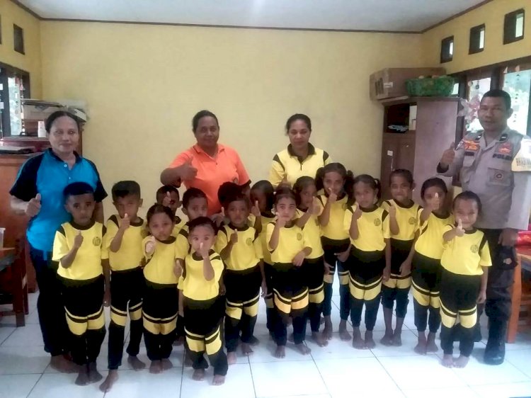 Sambangi Sekolah, Bhabinkamtibmas AIPDA Gusti Towa Kuatkan Mental Guru dan Murid