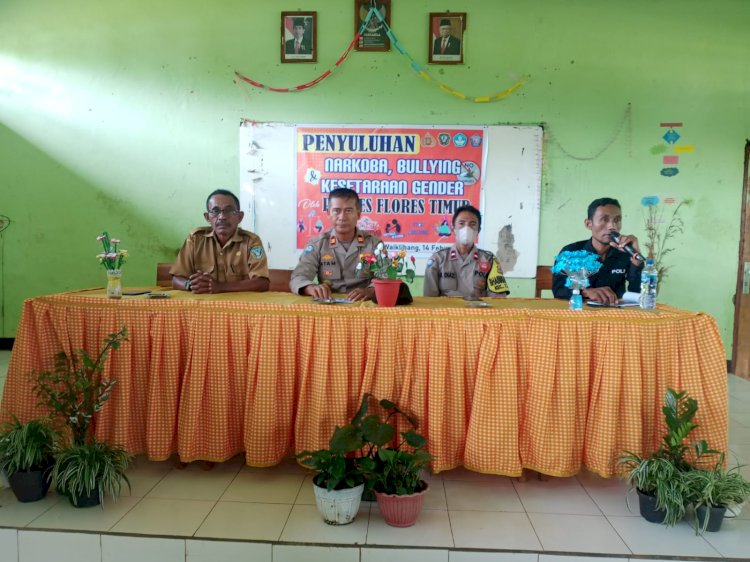 Sambangi Sekolah, Kasat Binmas Polres Flotim Berikan Penyuluhan dan  Sosialisasi Kenakalan Remaja dan Bahaya Narkoba