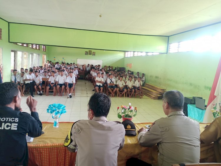Sambangi Sekolah, Kasat Binmas Polres Flotim Berikan Penyuluhan dan  Sosialisasi Kenakalan Remaja dan Bahaya Narkoba