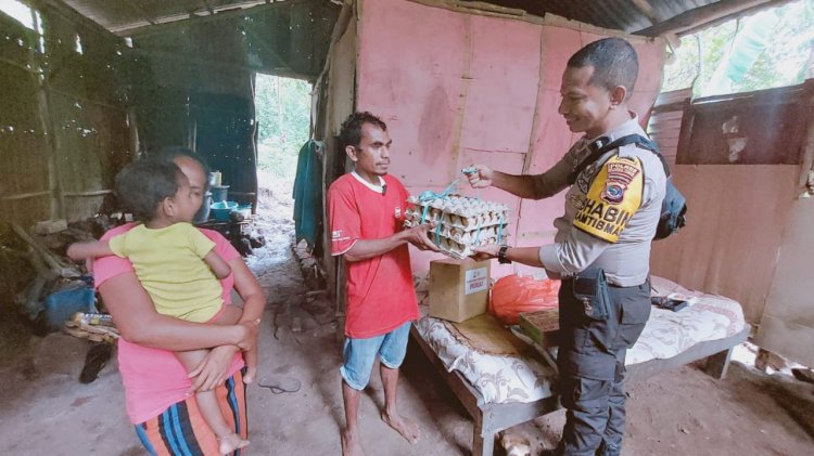 Kepedulian Bhabinkamtibas terhadap anak asuh dalam Program Stunting dengan memberikan Sembako