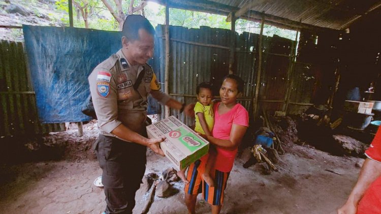 Kepedulian Bhabinkamtibas terhadap anak asuh dalam Program Stunting dengan memberikan Sembako