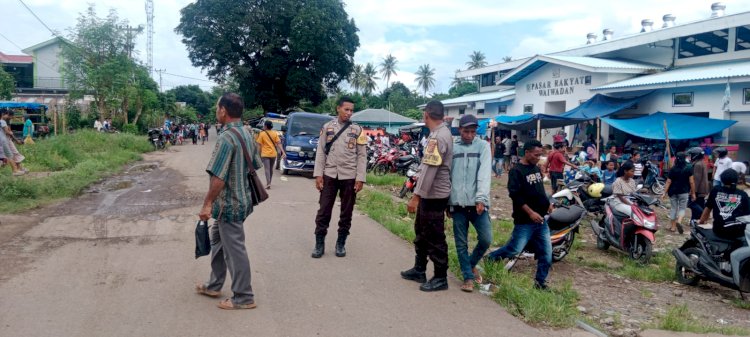 Bhabinkamtibmas Patroli Sambang Pasar Tradisional Sampaikan Pesan Kamtibmas
