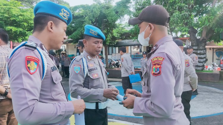 Tingkatkan Disiplin, Sipropam Polres Flores Timur Periksa Kelengkapan Anggota