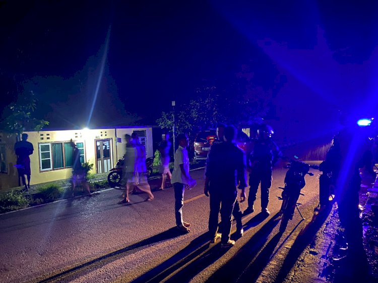 Patroli Malam Lampu Biru, Sat Samapta Polres Flotim Himbau Warga Untuk Menjaga Kamtibmas