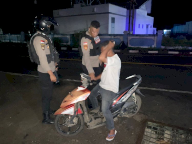 Patroli Malam Lampu Biru, Sat Samapta Polres Flotim Himbau Warga Untuk Menjaga Kamtibmas