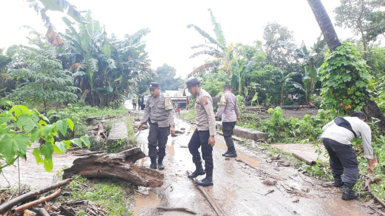 Jembatan Penate Wain Putus Akibat Cuaca Extrim Hujan Intensitas Tinggi Yang Terjadi Di Wilayah Polsek Adonara Barat