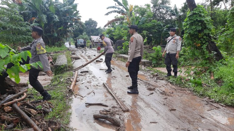 Jembatan Penate Wain Putus Akibat Cuaca Extrim Hujan Intensitas Tinggi Yang Terjadi Di Wilayah Polsek Adonara Barat
