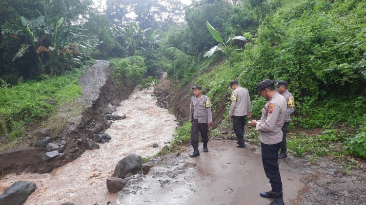 Jembatan Penate Wain Putus Akibat Cuaca Extrim Hujan Intensitas Tinggi Yang Terjadi Di Wilayah Polsek Adonara Barat