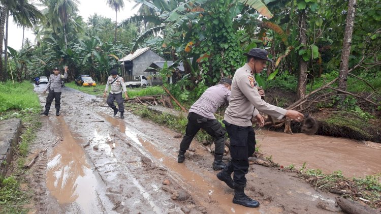 Jembatan Penate Wain Putus Akibat Cuaca Extrim Hujan Intensitas Tinggi Yang Terjadi Di Wilayah Polsek Adonara Barat