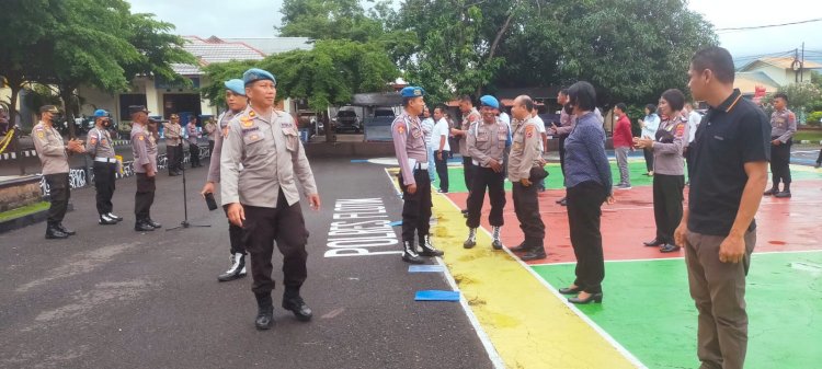 Kasi Propam Periksa  Sikap Tampang Anggota Polres Flotim