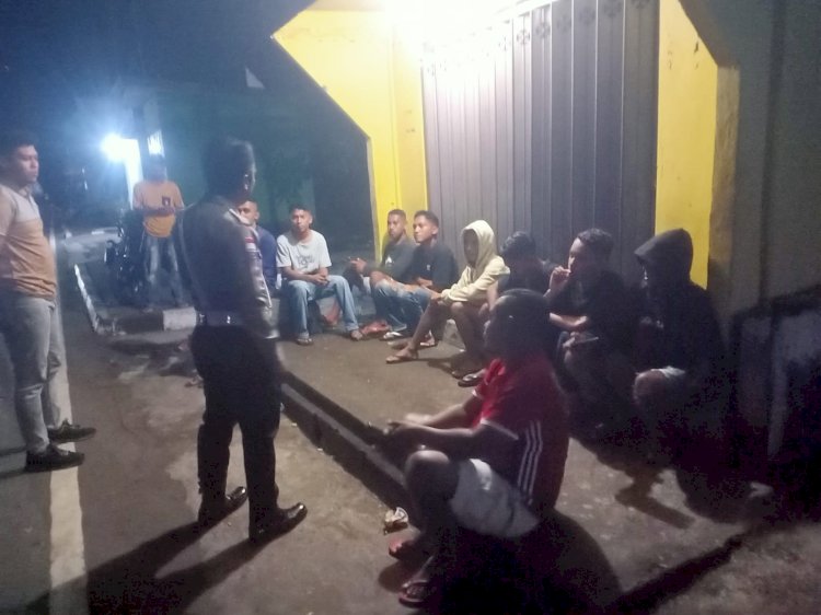 Patroli Lampu Biru Polres Flotim Bubarkan Kerumunan Remaja