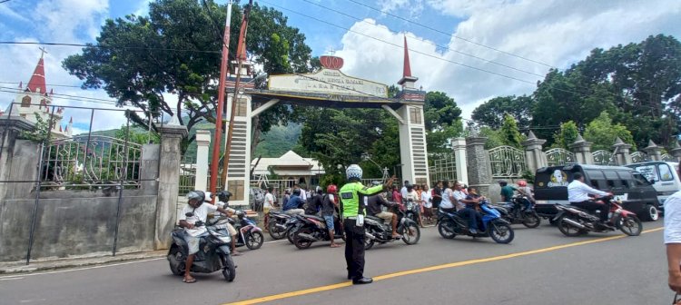 Beri Kenyamanan Saat Jemaat Beribadah, Satlantas Polres Flotim Gelar Pengaturan Lalu Lintas Depan Gereja Di Wilayah Hukum Polres Flotim