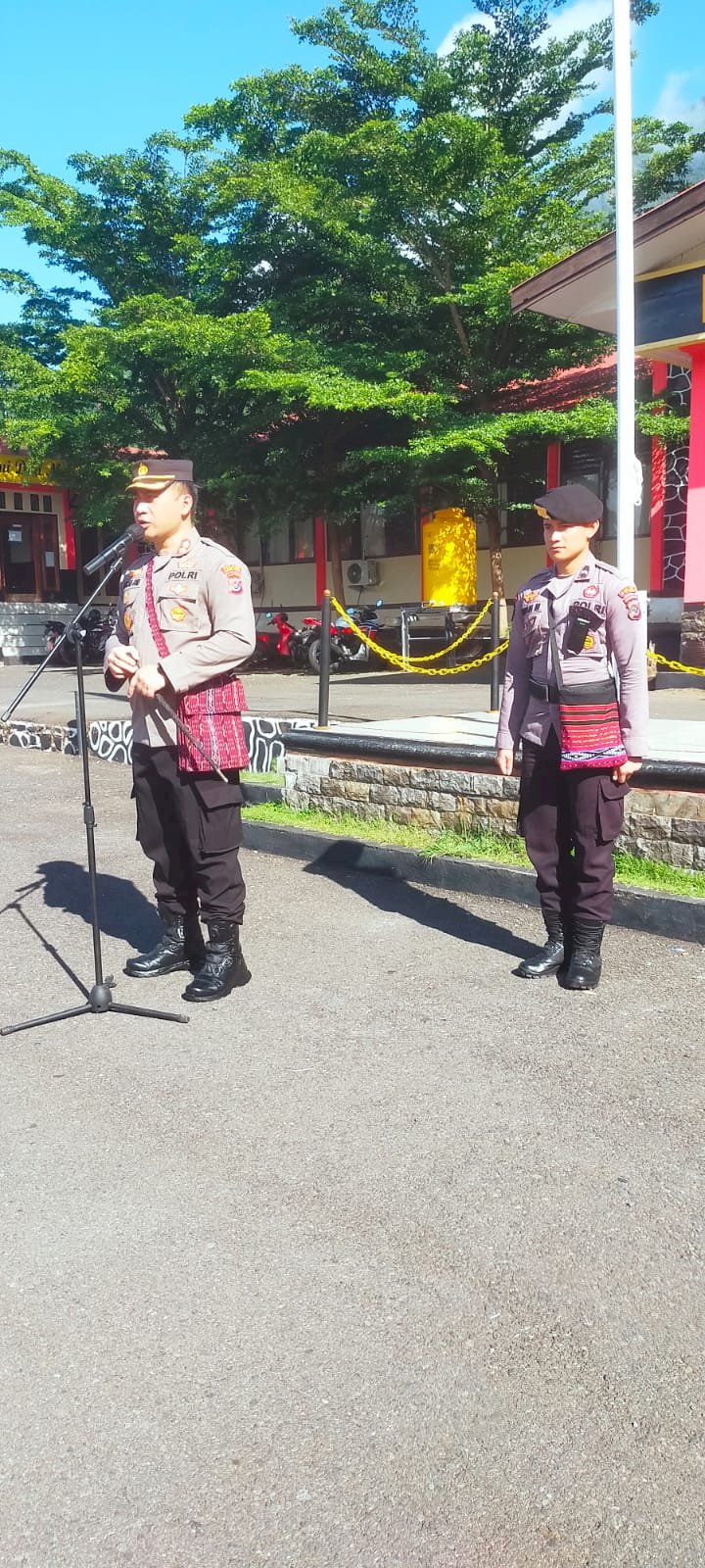 Kompak Gunakan Tas Produk Lokal indonesia, Kapolres Flotim Ajak Dukung UKM Flotim - NTT