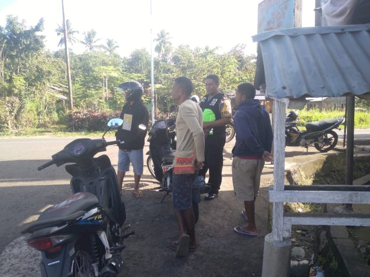 Bhabinkamtibmas Sambang Komunikasi Di Pangkalan Ojek Dusun Kampung Baru Desa Boru