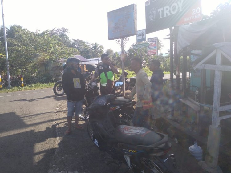 Bhabinkamtibmas Sambang Komunikasi Di Pangkalan Ojek Dusun Kampung Baru Desa Boru
