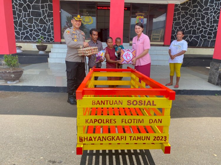 Polri Peduli Stunting, Kapolres Flotim Berikan Bansos Ke Warga Stunting