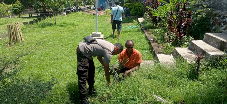 Turut Serta Bhabinkamtibmas Dalam Gerakan Penanaman Pohon Serentak Dalam Rangka Hari Desa Asri Nusantara