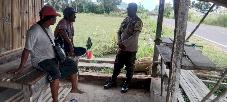 Wujudkan Kondusifitas, Bhabinkamtibmas Polsek Titehena Lakukan Sambang dan Patroli