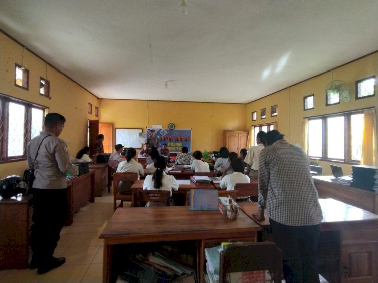 Polres Flotim Gelar Jumat Curhat Bersama Guru dan Siswa Siswi SMK Lamaholot Larantuka