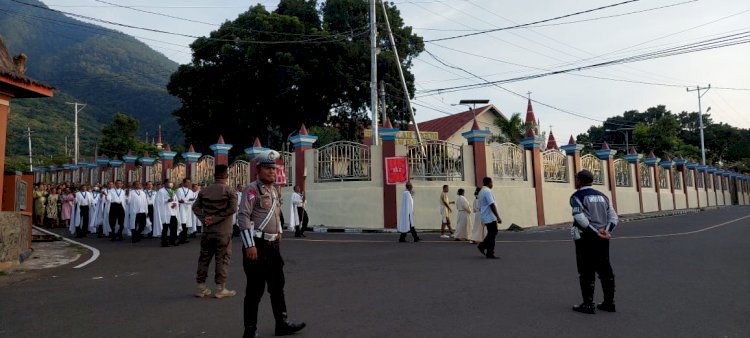 Sejumlah Personil Polres Flotim, Lakukan Pengamanan Misa minggu Palma Di Sejumlah Gereja - Gereja Kabupaten Flores Timur