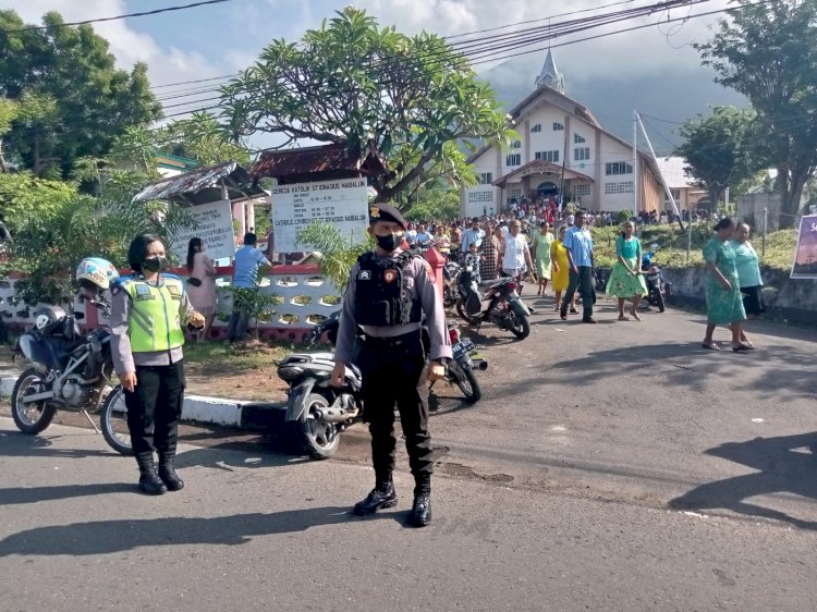 Sejumlah Personil Polres Flotim, Lakukan Pengamanan Misa minggu Palma Di Sejumlah Gereja - Gereja Kabupaten Flores Timur