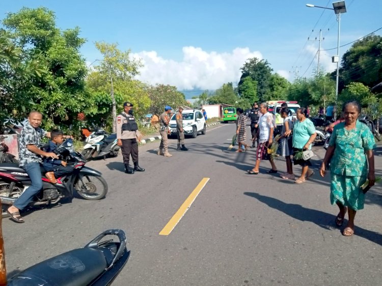 Sejumlah Personil Polres Flotim, Lakukan Pengamanan Misa minggu Palma Di Sejumlah Gereja - Gereja Kabupaten Flores Timur