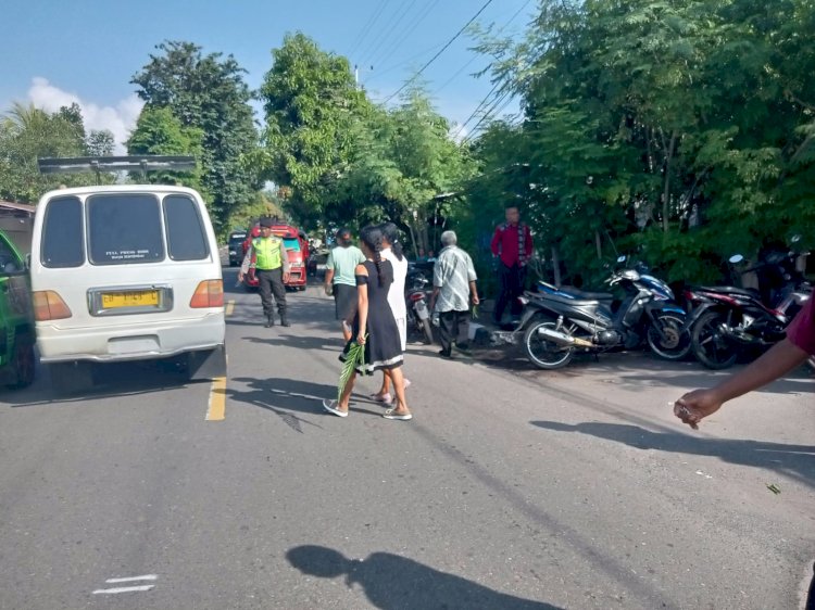 Sejumlah Personil Polres Flotim, Lakukan Pengamanan Misa minggu Palma Di Sejumlah Gereja - Gereja Kabupaten Flores Timur