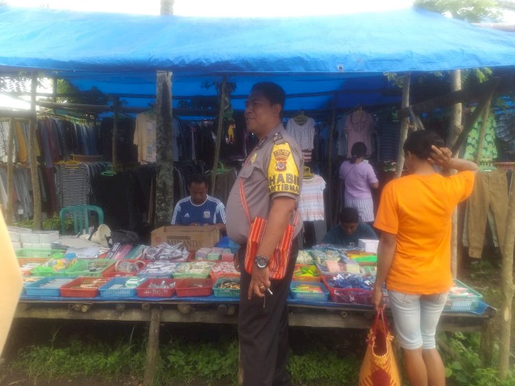 Patroli Rutin, Bhabinkamtibmas Polsek Wulanggitang Patroli Hari Pasar Desa Boru
