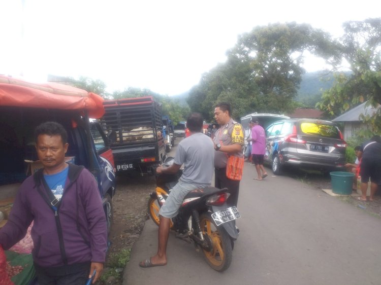 Patroli Rutin, Bhabinkamtibmas Polsek Wulanggitang Patroli Hari Pasar Desa Boru