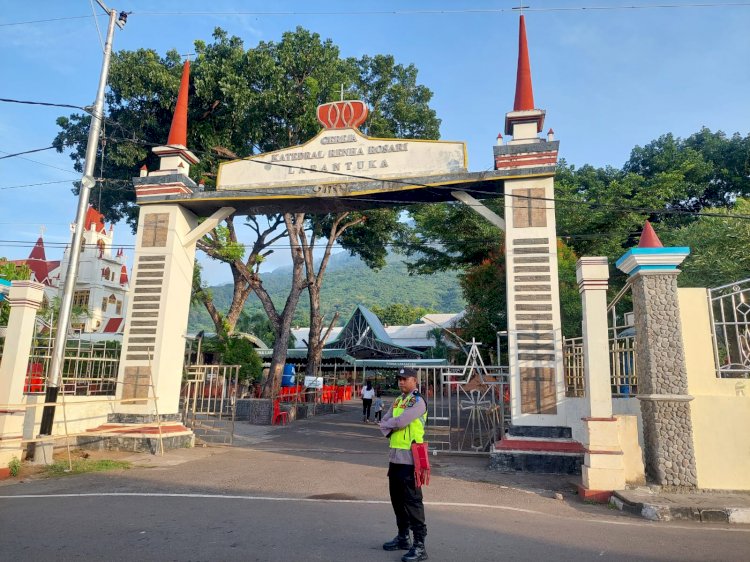 Pengamanan Misa Pemberkatan minyak Suci Kamis Putih di Gereja Katedral Reinha Rosari Larantuka