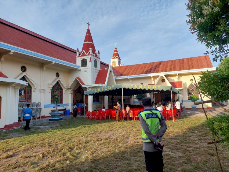 Pengamanan Misa Pemberkatan minyak Suci Kamis Putih di Gereja Katedral Reinha Rosari Larantuka