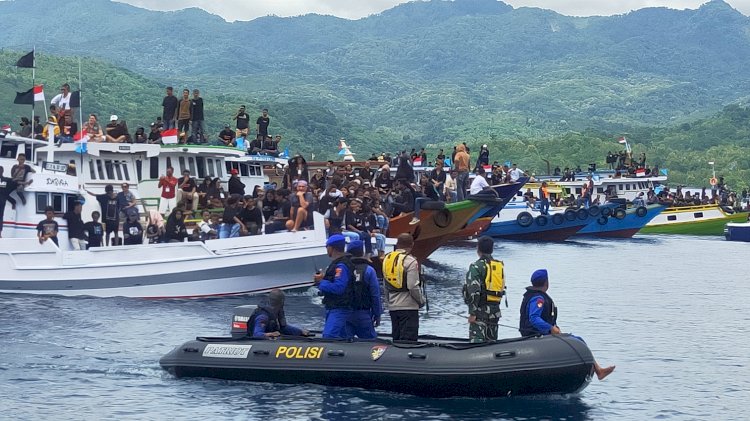 KAPOLDA NTT TURUT LANGSUNG PENGAMANAN PROSESI LAUT TUAN MENINO DI LARANTUKA.