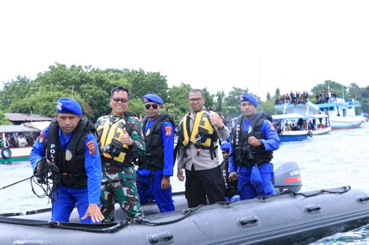 KAPOLDA NTT TURUT LANGSUNG PENGAMANAN PROSESI LAUT TUAN MENINO DI LARANTUKA.